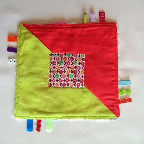 Doudou  plat à étiquettes motif fleurs, en tissu polaire très doux,